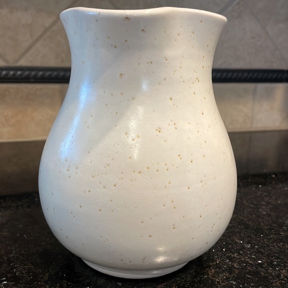 Italian pottery 6 1/2” creamy beige with brown speckled pitcher/vase with posies - Picture 5 of 10